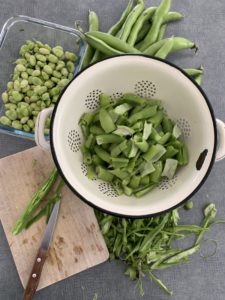 Epluchage de cosses de fèves pour une recette zéro déchet