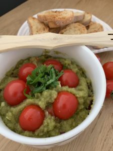 Recette originale à base de cosses de fèves comme un guacamole