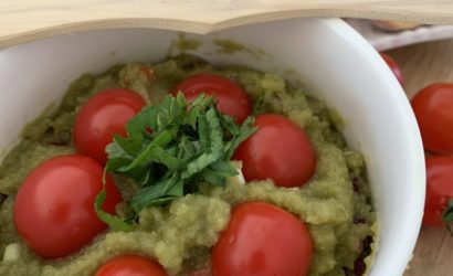 Recette originale à base de cosses de fèves comme un guacamole