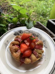 mini gâteau rhubarbe et fraises parfumées à la menthe