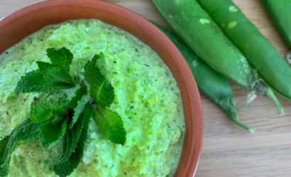 Recette pour un apéro léger, un dip de petits pois crus à la menthe