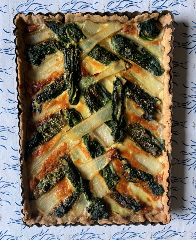 tarte graphique aux blettes côtes et feuilles, parfumée au bleu d'Auvergne