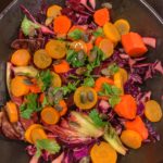 Salade d'hiver avec des carottes et courgettes fermentées