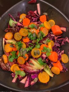 Salade d'hiver avec des carottes et courgettes fermentées