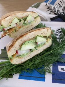 sandwich d'inspiration nordique au haddock, pomme grany et petits pois