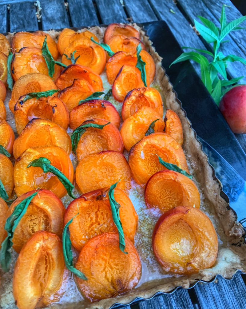 tarte aux abricots, verveine et poudre d'amande