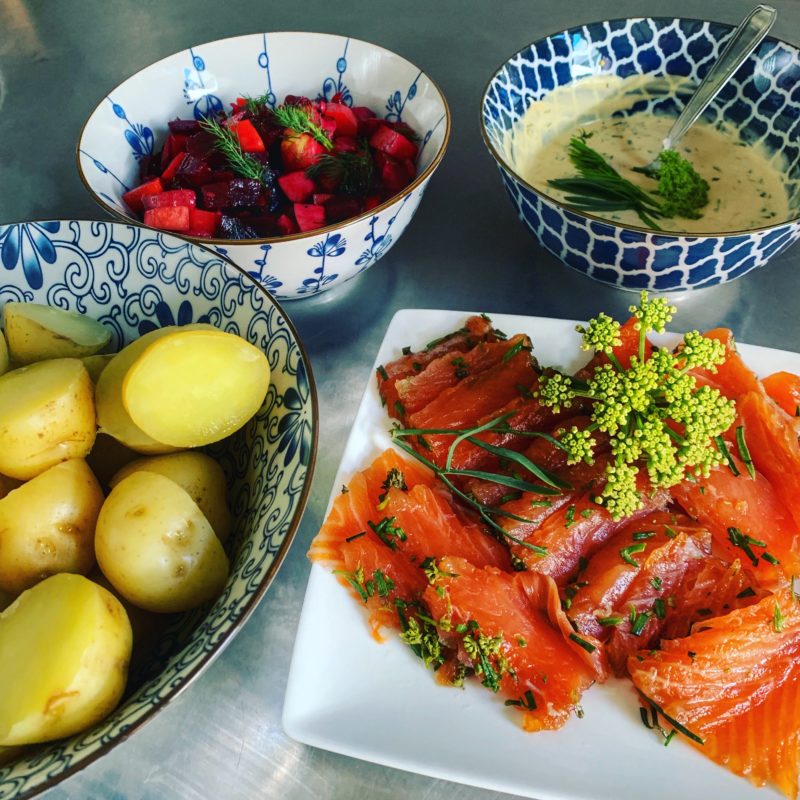 pommes de terre à l'eau et salade russe d'Irène pour accompagner le Gravlax à la criste marine