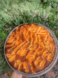 recette de gâteau avec une base de financier abricots et fleurs de thym