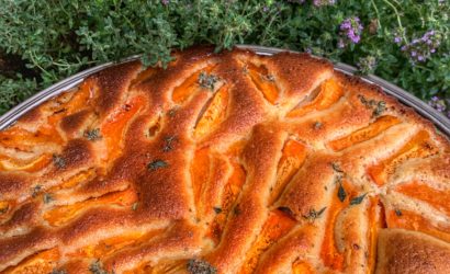 recette de gâteau avec une base de financier abricots et fleurs de thym