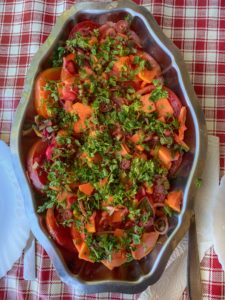 Salade de tomates , papaye, groseilles, oignons rouges et cerfeuil