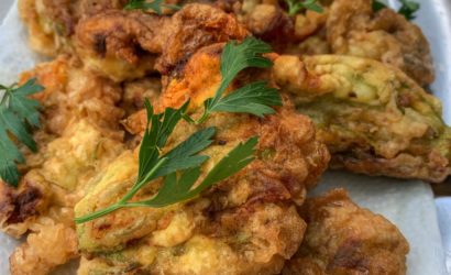 Fleurs de courgettes farcies à la ricotta, pesto et fèves cuite façon pain perdu