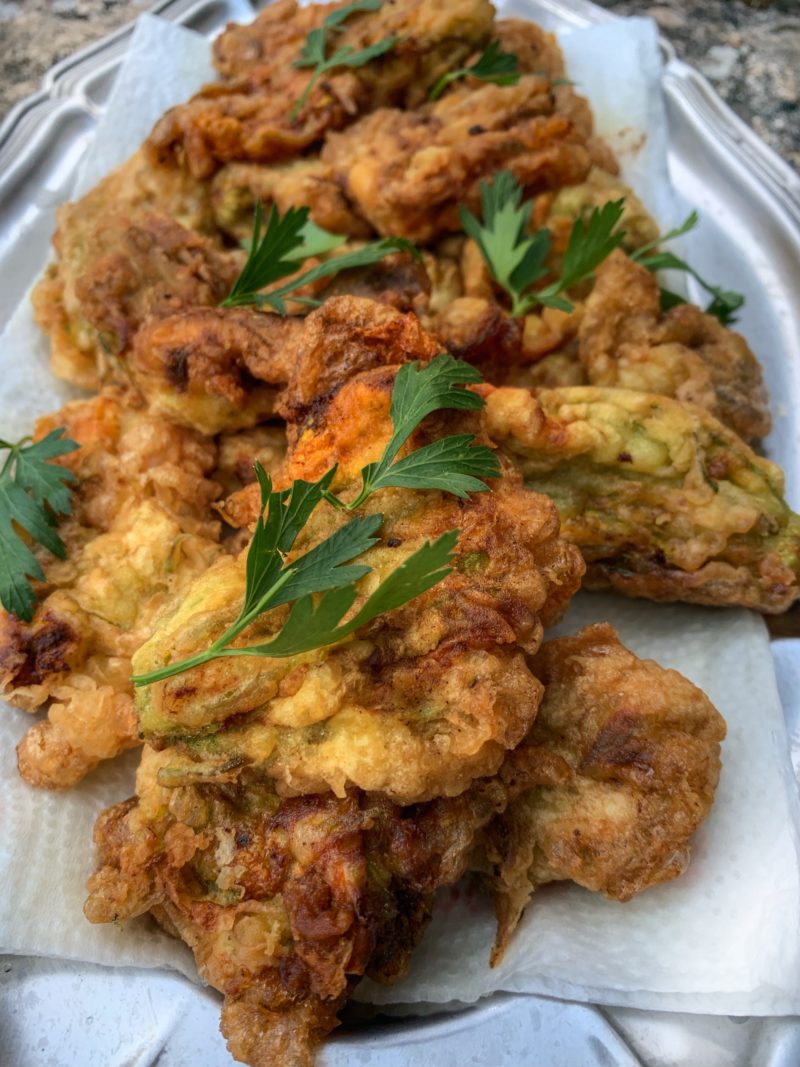 Fleurs de courgettes farcies à la ricotta, pesto et fèves cuite façon pain perdu