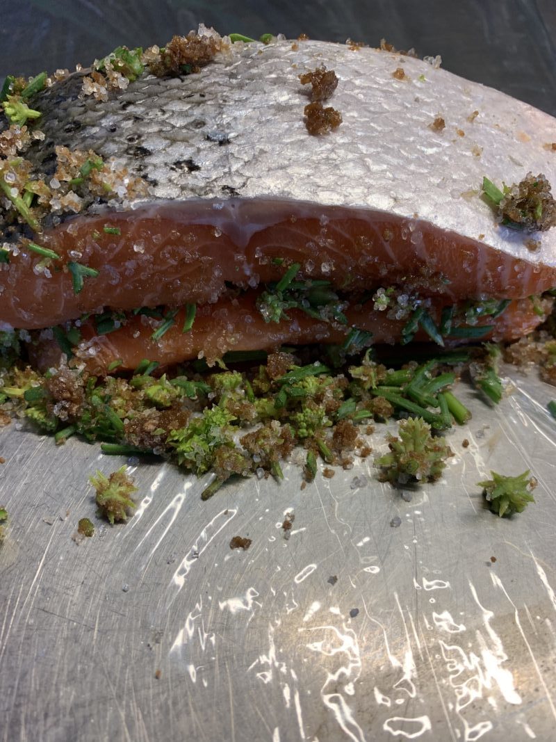 gravadlax en préparation criste marine, sel et sucre