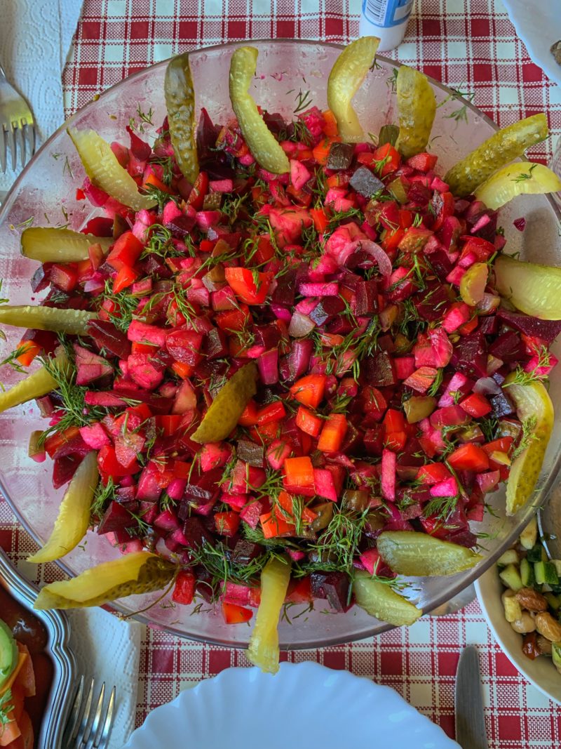salade d'inspiration russe d'Irène aux betteraves, carottes, pommes acidulées et cornichon malossol aneth