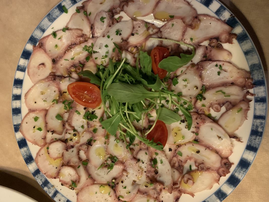 Carpaccio de poulpe servi dans le restaurant mama mia à Sifnos