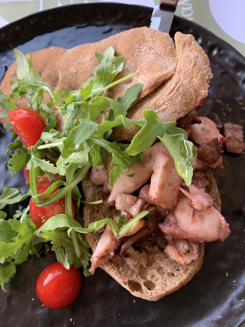 Poulpe grec cuit sous vide avec du lard servit au restaurant Gialos à Milos