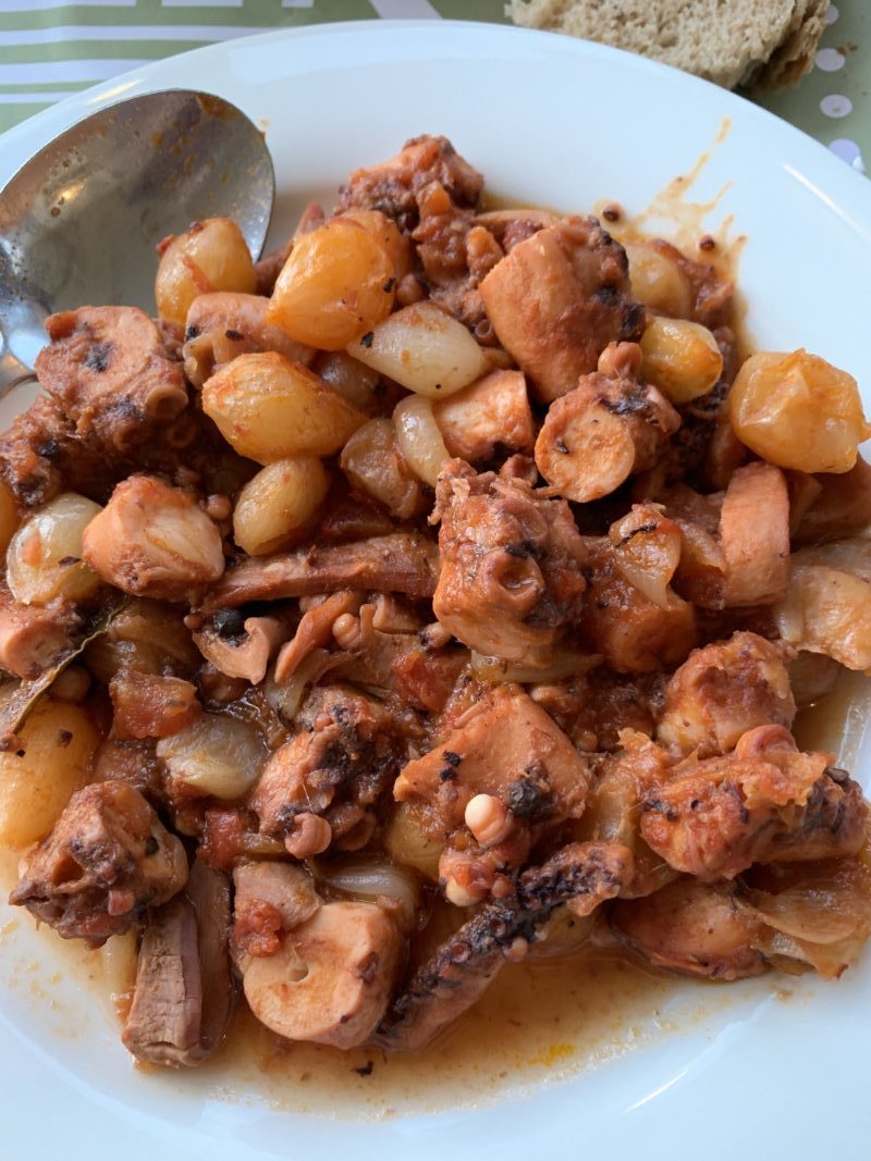 ragoût de poulpe aux oignons et à la tomate servit au restaurant Gialos à Milos