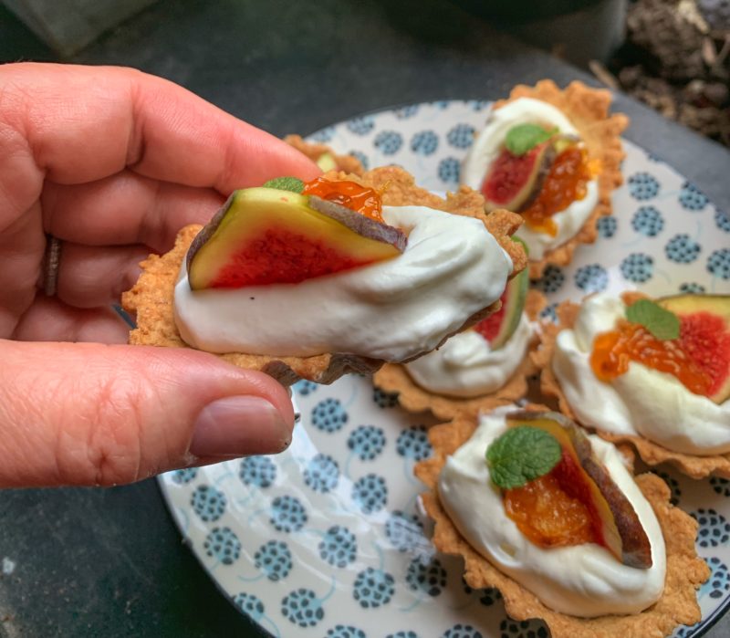 Tartelettes à l'amande avec chantilly, figue et la confiture de hjortron