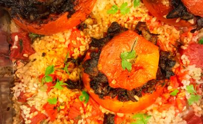 tomate farcie au boudin et pommes sur un lit de riz