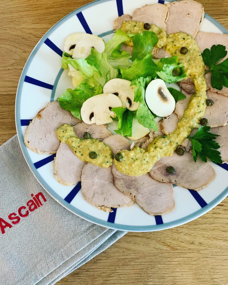 Vitello tonnato cuisiné dans le bouillon de la blanquette de veau