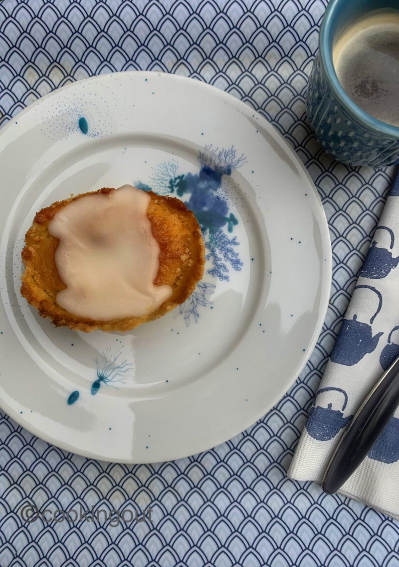 pause fika avec café et une tartelette à la pâte d'amande appelé mazarin