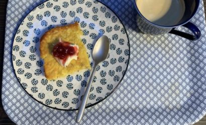 Saffranspannkaka servi avec crème et confiture pour accompagner le café