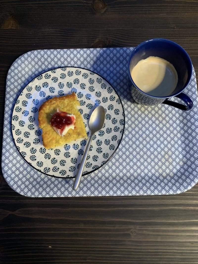 Saffranspannkaka servi avec crème et confiture pour accompagner le café