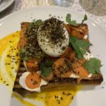 brunch chez Patrice Demers, brioche au labneh à la carotte et œuf poché