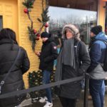 quand on a envie de gouter à la poutine de Montréal on supporte de faire la queue dans le froid !