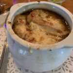 soupe à l'oignon et à la bière à la micro brasserie