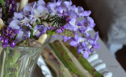 asperges vertes et blanches avec fleurs de printemps