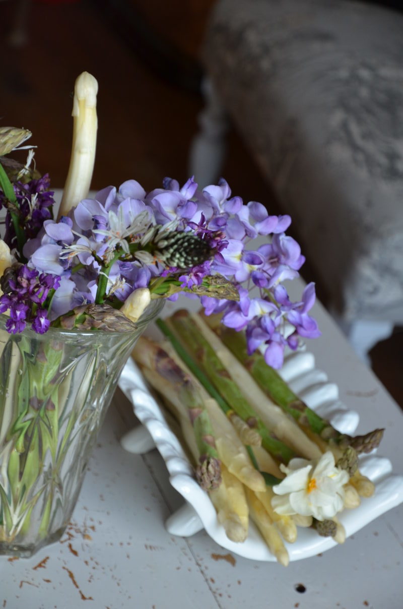 asperges vertes et blanches avec fleurs de printemps