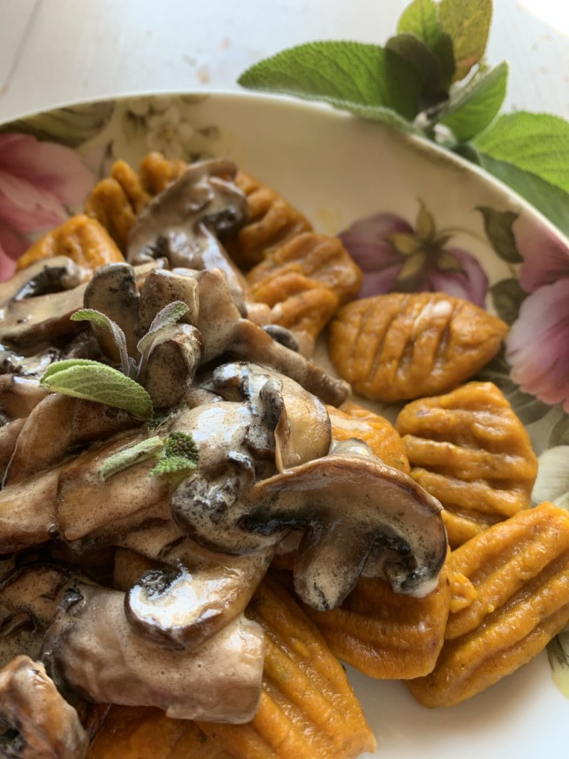 detail gnocchi à la sauce aux champignons sauge