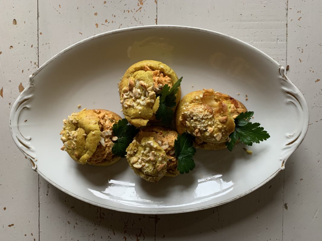 plat de gougères à l'indienne farcies au poulet et saupoudrées de noix de cajou