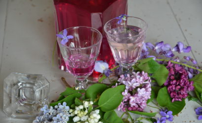 sirop de violettes dans des verres