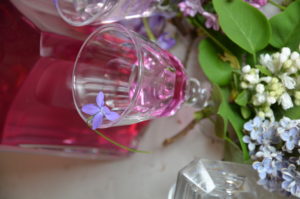verre avec sirop de violette