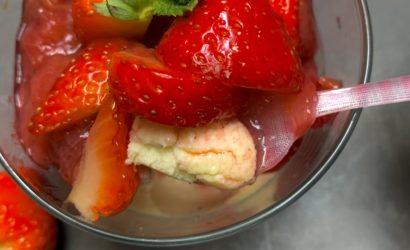 panna cotta aux blancs d'oeufs et rhubarbe et fraises parfumée au Mélilot