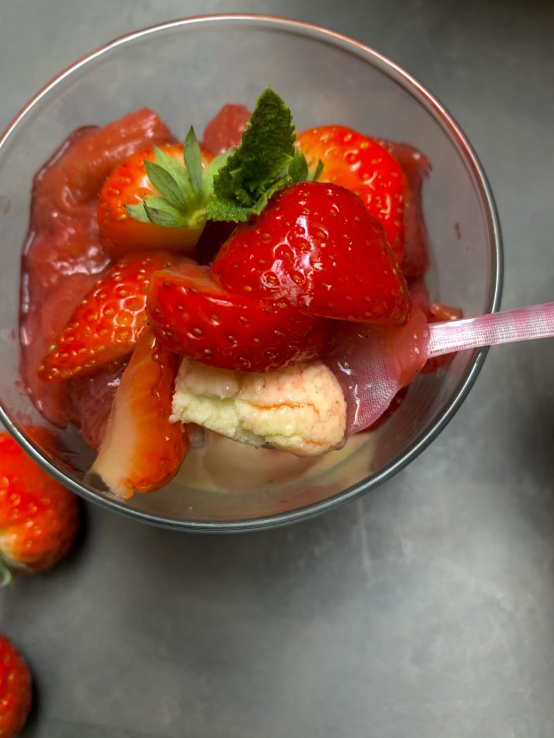 panna cotta aux blancs d'oeufs et rhubarbe et fraises parfumée au Mélilot