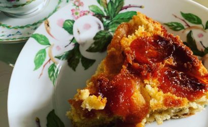 part de gâteau renversé aux abricots secs servi avec son thé