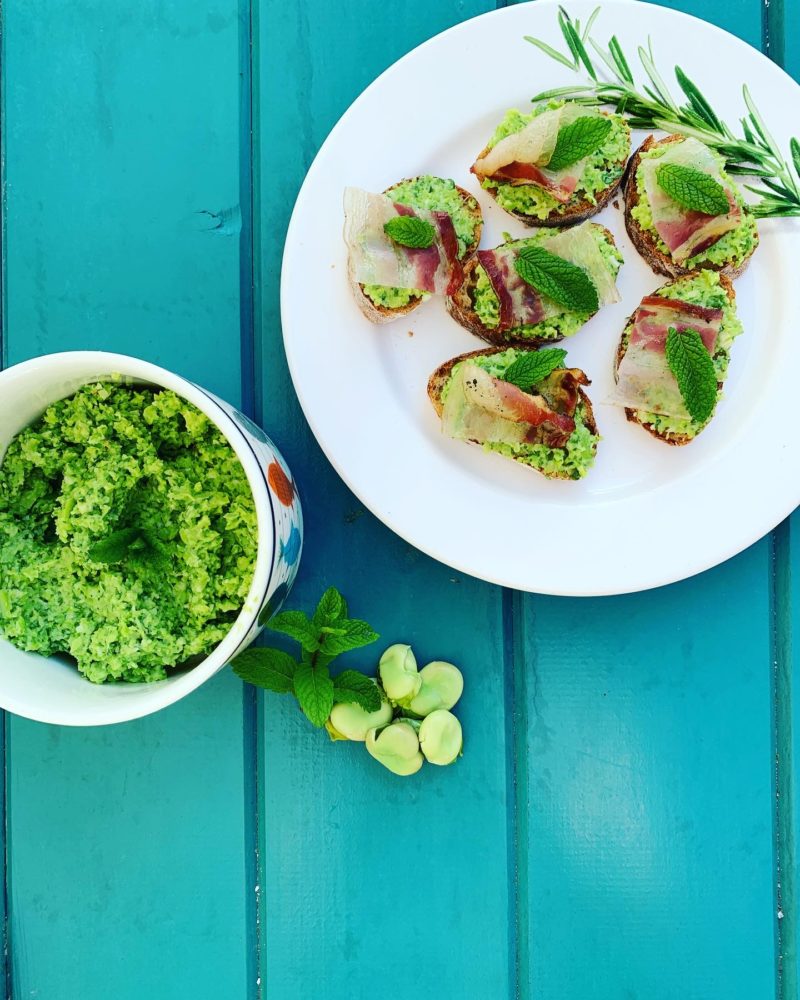 tartines de dip de fèves, menthe et ail avec des chips de ventrèche