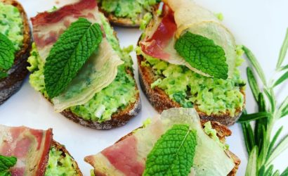 tartines apéritives au dip de fèves à la menthe et à l'ail