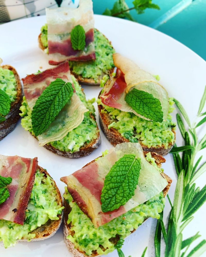 tartines apéritives au dip de fèves à la menthe et à l'ail