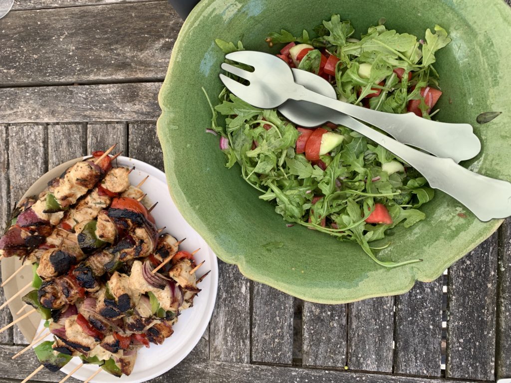 Brochettes de poulet et salade de roquette