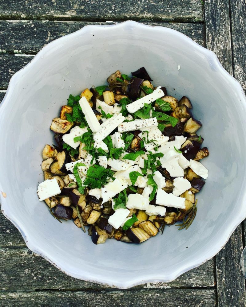 salade d'aubergines rôties à la feta et à la menthe