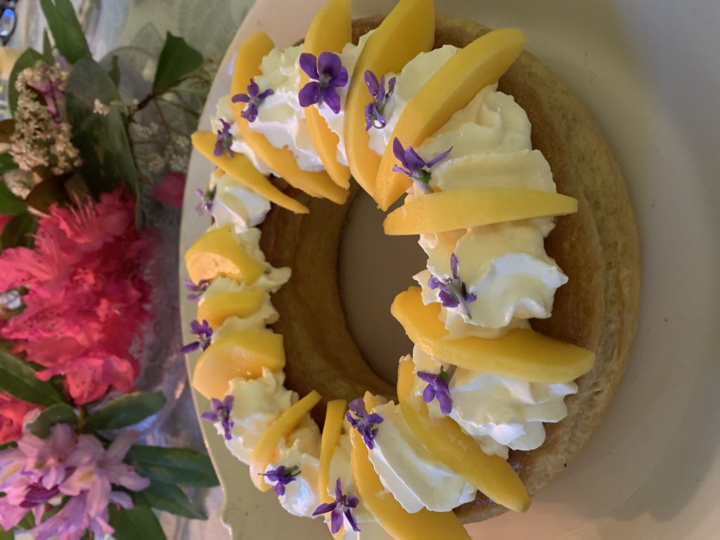 baba au rhum et sirop de sureau avec de la mangue