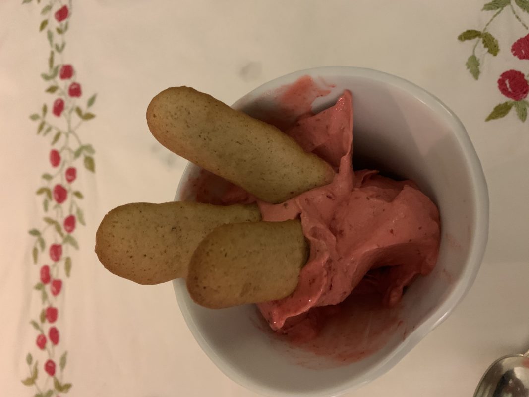 dessert récessif le sorbet à la framboise avec les langues de chat