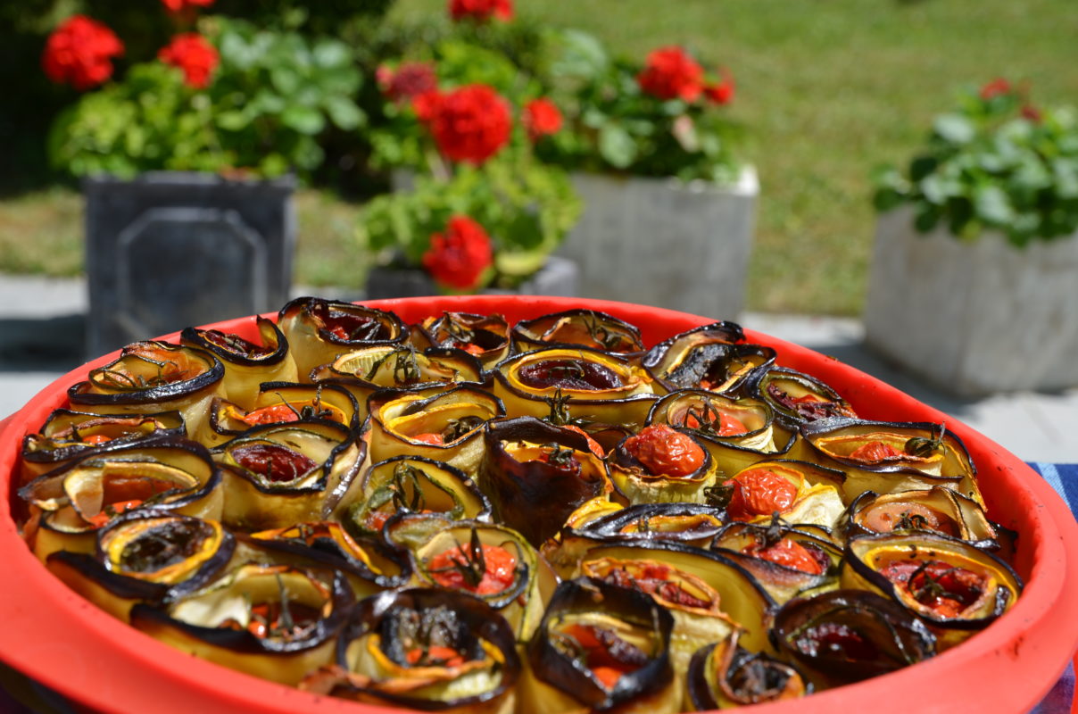 ratatouille en forme de fleur avec courgettes aubergines poivron et tomates