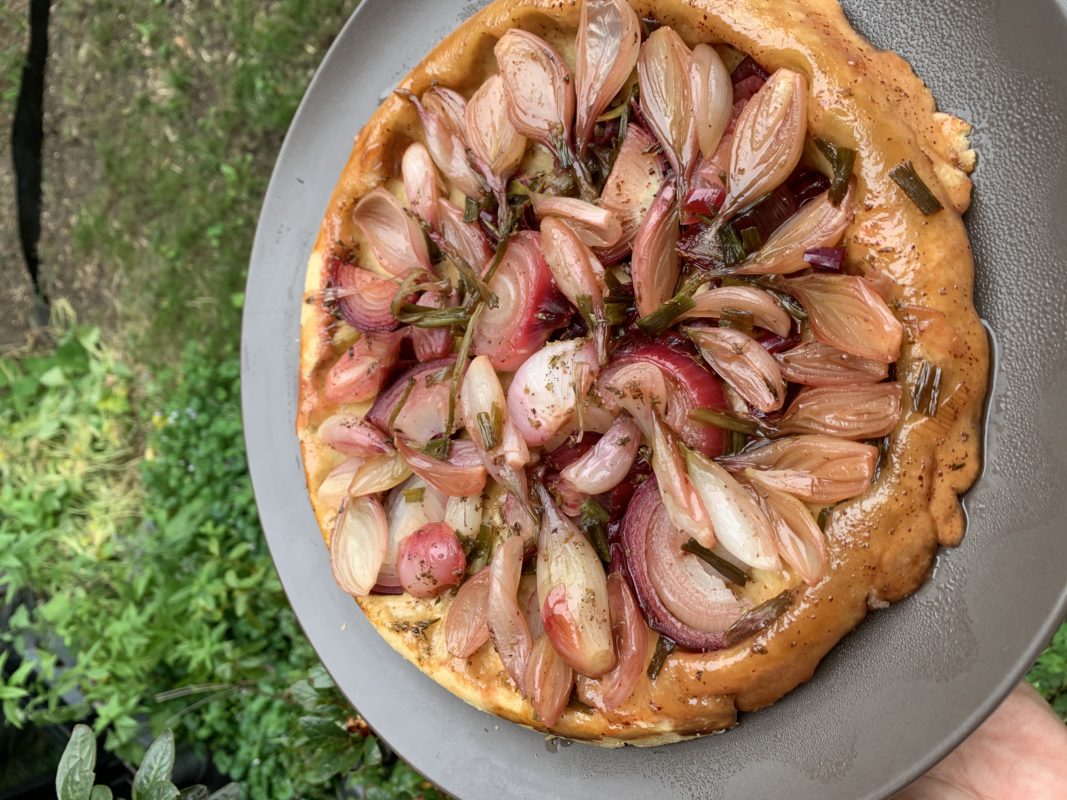 tarte tatin à l'échalote à la mélasse de grenade et origan