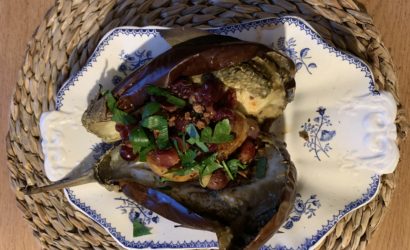 aubergine fondante, foie gras, raisin et noisettes torréfiées