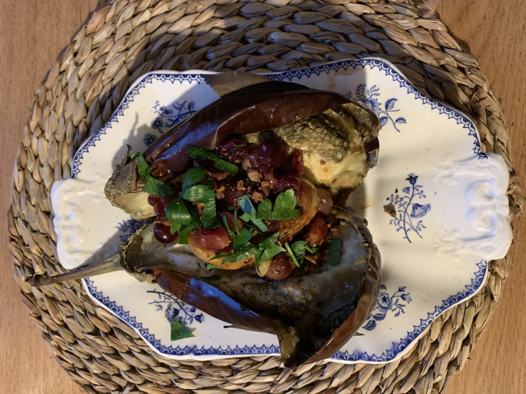 aubergine fondante, foie gras, raisin et noisettes torréfiées